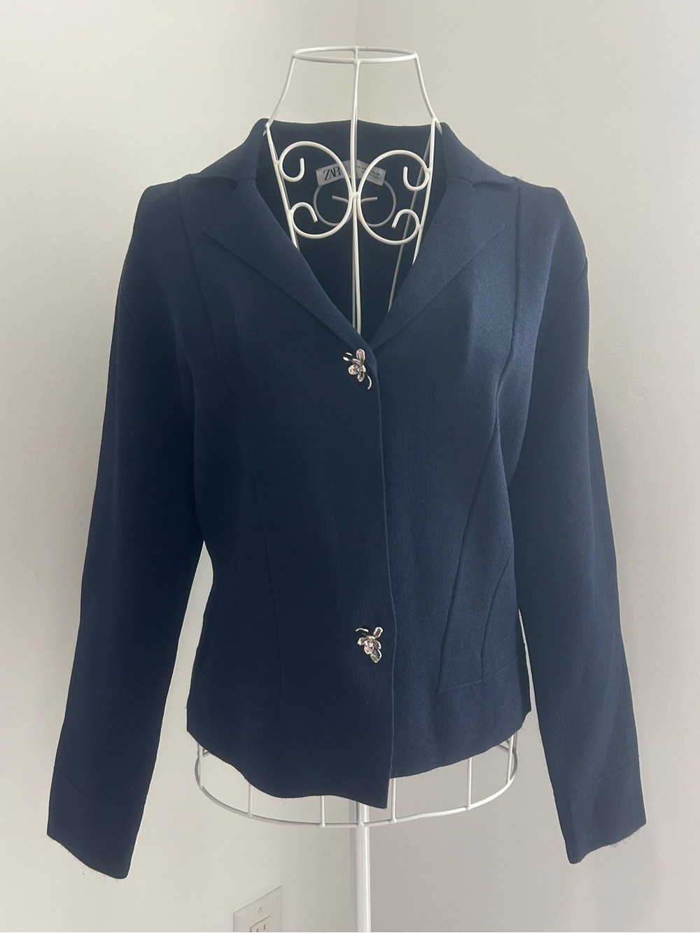Zara Womenβs Elegant Navy Blue Knit Blazer
/ Size M Like New